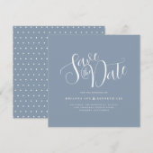 Einfache elegante Typografie Dusty Blue Wedding Save The Date (Vorne/Hinten)