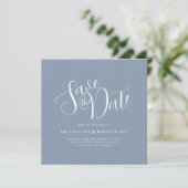Einfache elegante Typografie Dusty Blue Wedding Save The Date (Stehend Vorderseite)