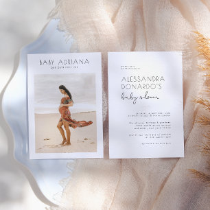 Einfache elegante Typografie Moderne Foto-Baby-Par Einladung