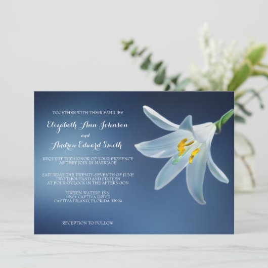 Einfache Elegante White Lily Wedding Einladung (Stehend Vorderseite)