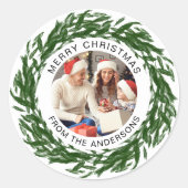 Einfache Elegante Wreath Weihnachts-Foto Familienn Runder Aufkleber (Vorderseite)