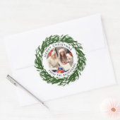 Einfache Elegante Wreath Weihnachts-Foto Familienn Runder Aufkleber (Umschlag)