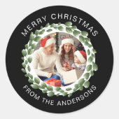 Einfache Elegante Wreath Weihnachts-Foto Familienn Runder Aufkleber (Vorderseite)