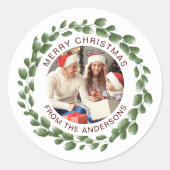 Einfache Elegante Wreath Weihnachts-Foto Familienn Runder Aufkleber (Vorderseite)