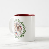 Einfache Elegante Wreath Weihnachts-Foto Familienn Zweifarbige Tasse (Vorderseite Links)