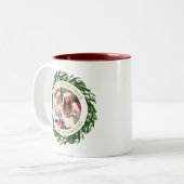 Einfache Elegante Wreath Weihnachts-Foto Familienn Zweifarbige Tasse (Vorderseite Links)