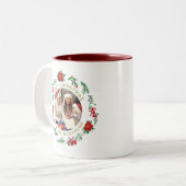 Einfache Elegante Wreath Weihnachts-Foto Familienn Zweifarbige Tasse (Vorderseite Links)