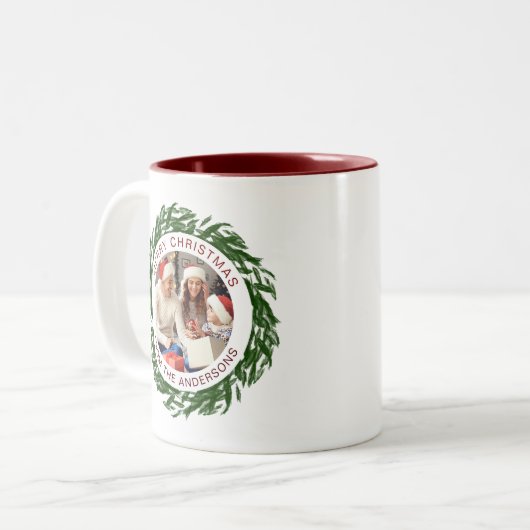 Einfache Elegante Wreath Weihnachts-Foto Familienn Zweifarbige Tasse (Vorderseite Links)