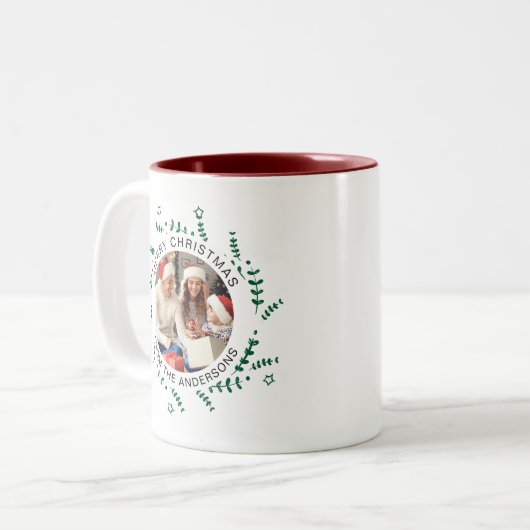 Einfache Elegante Wreath Weihnachts-Foto Familienn Zweifarbige Tasse (Vorderseite Links)
