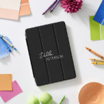 Einfache Elegantenbezeichnung Modern iPad Pro Cover<br><div class="desc">Modernes schwarzes iPad Cover mit einem einfachen und minimalen Design,  personalisiert mit Ihrem Namen in einem eleganten Drehbuch und zeitgenössischen Sans Serif Schriftart.</div>
