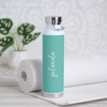 Einfache Eleganz Aquamarin Grün Türkis Moderne Trinkflasche<br><div class="desc">Moderne Wasserflasche mit einem schlichten und minimalistischen Design mit Ihrem Namen in einem eleganten Drehbuch über einen aquamarin-türkisfarbenen Hintergrund. Ein niedliches Design perfekt für ein Mädchen.</div>