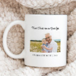 Einfache Erste Weihnachten als neues Grandpa-Baby- Kaffeetasse<br><div class="desc">Jeder neue Großvater wird diese personalisierte Foto Kaffee-Tasse als Geschenk in dieser Urlaubssaison erhalten Liebe. Jeder Text kann mit jedem beliebigen Text Ihrer Wahl angepasst werden, einschließlich der Änderung von "Opa" zu "Papa" oder "Großvater" oder einem beliebigen Namen Ihrer Wahl. Fügen Sie ein Foto des neuen Großvaters und seines Enkelkindes...</div>