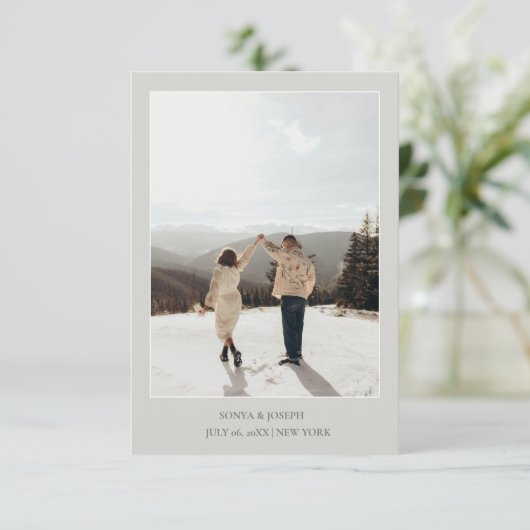 Einfache Farbe Eleganter Text und Foto / Hochzeit Save The Date (Stehend Vorderseite)