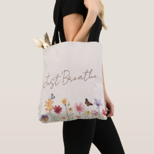Einfache farbenfrohe Wildblumen und Schmetterlinge Tasche