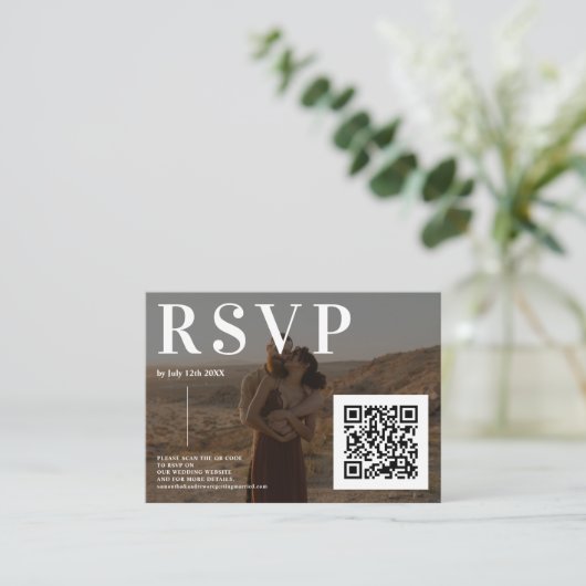 Einfache fette Schriftart Hochzeit rsvp Qr Code 2 Begleitkarte (Stehend Vorderseite)