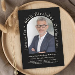 Einfache Foto Arch Black 60. Geburtstagsparty Einladung<br><div class="desc">So einzigartig wie das Individuum, das gefeiert wird, diese moderne 60. Geburtstagsfeier-Einladung mit einer wunderschönen bogenförmigen Fotovorlage, die mit dem Foto Ihrer Ehre personalisiert wird. Ein klassischer schwarzer Hintergrund verleiht dem Design eine moderne Anziehungskraft. Die benutzerdefinierte Textvorlage mit Text, der sich am äußeren Rand des Fotos befindet, hat eine schöne...</div>