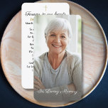 Einfache Foto-Beerdigungskarte Visitenkarte<br><div class="desc">Eine wunderschöne Gebetskarte,  die man der Familie und Freunden als Bestattungswillen geben kann. Das Design zeichnet sich durch ein einfaches Goldkreuz auf der Rückseite aus - Fügen Sie einfach Ihr geliebtes Foto,  Ihren Namen,  Ihren eigenen Text,  Ihr Lieblingsgedicht oder Ihre Schrift hinzu,  um eine wirklich einzigartige Erinnerung zu schaffen.</div>