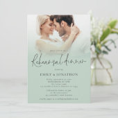Einfache Foto Overlay Hochzeit Probe Dinner Sage Einladung (Stehend Vorderseite)