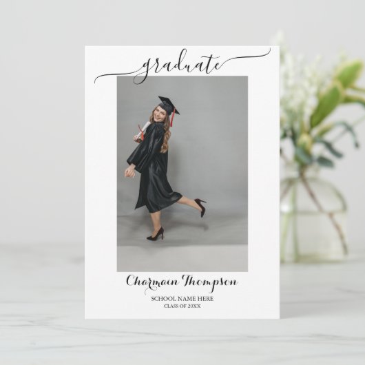 Einfache FotoCollage Schwarzweiß-Abschluss Einladung (Stehend Vorderseite)