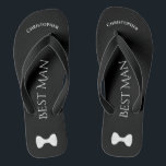 Einfache Fun Trauzeuge Name & Bow Krawatte Hochzei Badesandalen<br><div class="desc">Diese tollen Flip Flops sind eine tolle Möglichkeit, dem Trauzeuge bei Ihrer Hochzeit zu danken, und eine wunderbare Möglichkeit, ihm nach einem langen Tag eine Pause zu geben! Sie zeichnen sich durch ein schlichtes Weiß in schwarzem Design aus, wobei sein Name oben steht, die in klassischen Buchstaben in der Mitte...</div>