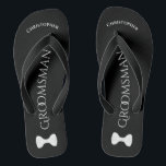 Einfache Fun Trauzeuge Name & Bow Krawatte Hochzei Badesandalen<br><div class="desc">Diese lustigen Flip Flops sind eine gute Möglichkeit, den Trauzeugen bei Ihrer Hochzeit zu danken, und eine wunderbare Art, seinen Füßen eine Pause nach einem langen Tag zu geben! Sie zeichnen sich durch ein schlichtes Weiß im Schwarzen Design aus, wobei sein Name oben steht, das Wort "Trauzeuge" in klassischen Buchstaben...</div>