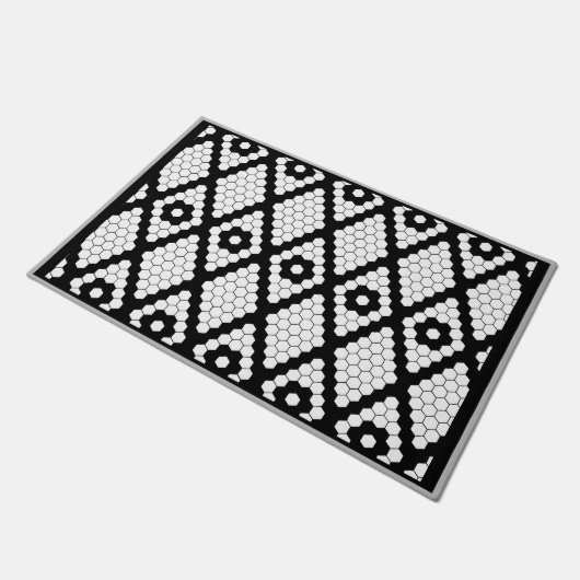 Einfache geometrische Diamant-Imitate Tile Schwarz Fußmatte (Schrägansicht)