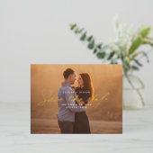 Einfache Gold Foil Skriptüberlagerung Save the Dat Folie Einladungspostkarte (Stehend vorne)