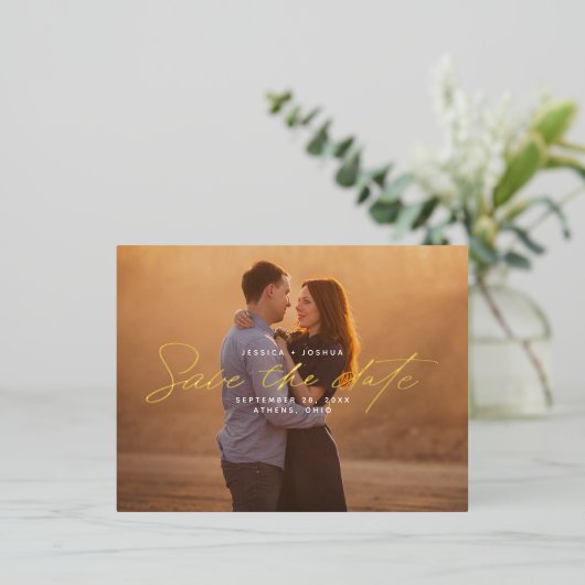 Einfache Gold Foil Skriptüberlagerung Save the Dat Folie Einladungspostkarte (Stehend vorne)