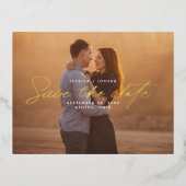 Einfache Gold Foil Skriptüberlagerung Save the Dat Folie Einladungspostkarte (Vorderseite)