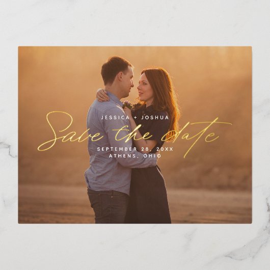 Einfache Gold Foil Skriptüberlagerung Save the Dat Folie Einladungspostkarte (Vorderseite)