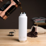 Einfache Gold Monogram Elegant Minimalistisch Mode Trinkflasche<br><div class="desc">Einfache Gold- und Weißwasserflasche mit modernem und dennoch elegantem Design und zwei Buchstaben-Monogramm in einem klassischen Serif-Schriftart. Ein minimalistisches Design,  das elegant und stilvoll wirkt.</div>