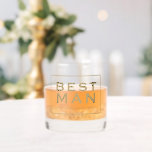 Einfache Gold-Text-Name Datum Trauzeuge-Geschenk Whiskyglas<br><div class="desc">Einfache Gold Text Name Datum Trauzeuge Geschenk. Ein großartiger Sake für Ihren Besten mit fett formatierter Typografie und dem Hochzeitstermin innerhalb einer Linie an der Vorderseite und leicht personalisieren mit seinem Namen auf der anderen Seite.</div>