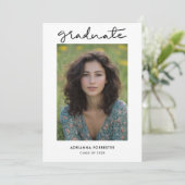 Einfache Graduate Script Modernes Foto Einladung (Stehend Vorderseite)