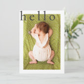 Einfache Hallo Typografie Foto Kinderankündigung Ankündigung (Stehend Vorderseite)