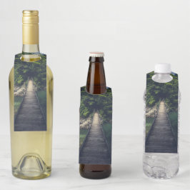 Einfache Hängebrücke über den Fluss Idrijca, Slove Flaschenanhänger