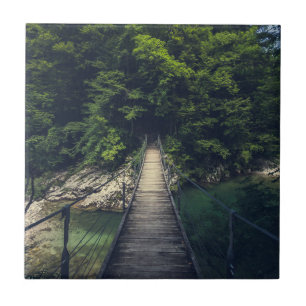 Einfache Hängebrücke über den Fluss Idrijca, Slove Fliese