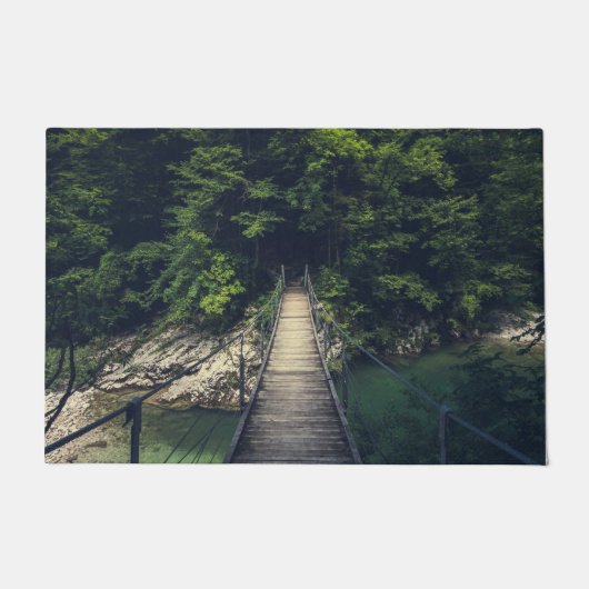 Einfache Hängebrücke über den Fluss Idrijca, Slove Fußmatte (Vorderseite)