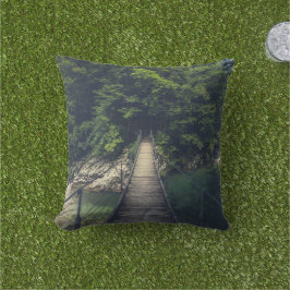 Einfache Hängebrücke über den Fluss Idrijca, Slove Kissen