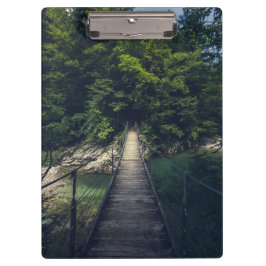 Einfache Hängebrücke über den Fluss Idrijca, Slove Klemmbrett