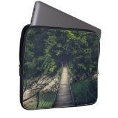Einfache Hängebrücke über den Fluss Idrijca, Slove Laptopschutzhülle (Vorne Rechts)