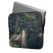 Einfache Hängebrücke über den Fluss Idrijca, Slove Laptopschutzhülle (Vorderseite Links)