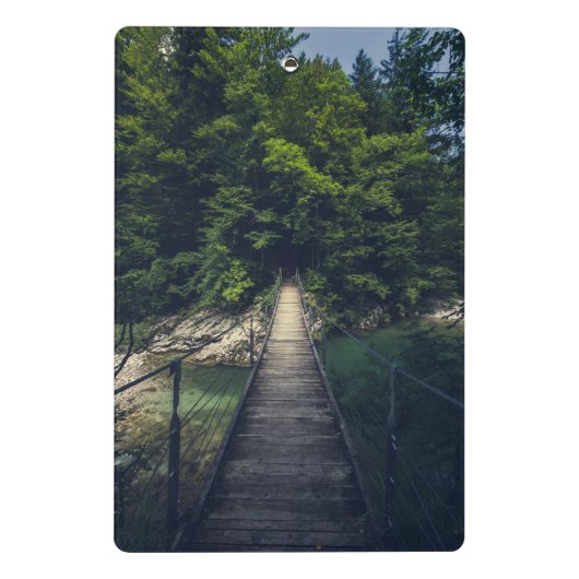 Einfache Hängebrücke über den Fluss Idrijca, Slove Mini Klemmbrett (Rückseite)