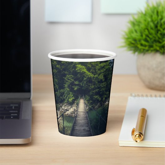 Einfache Hängebrücke über den Fluss Idrijca, Slove Pappbecher (InSitu)