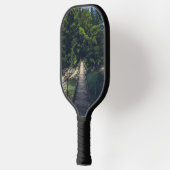 Einfache Hängebrücke über den Fluss Idrijca, Slove Pickleball Schläger (Links)