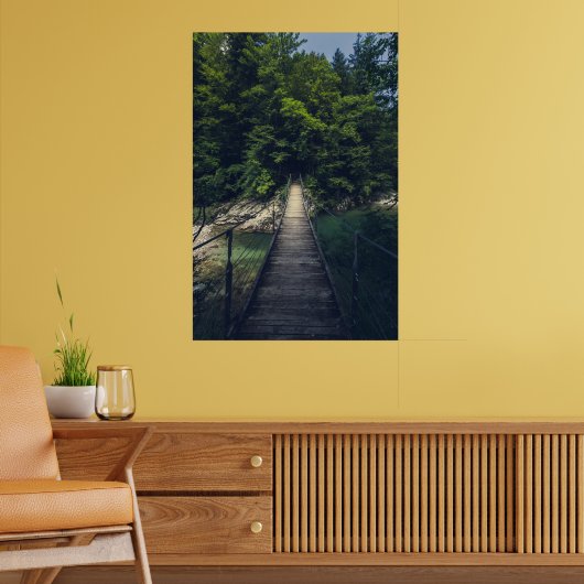Einfache Hängebrücke über den Fluss Idrijca, Slove Poster (Wohnzimmer 2)