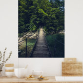 Einfache Hängebrücke über den Fluss Idrijca, Slove Poster (Küche)