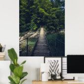 Einfache Hängebrücke über den Fluss Idrijca, Slove Poster (Heimbüro)
