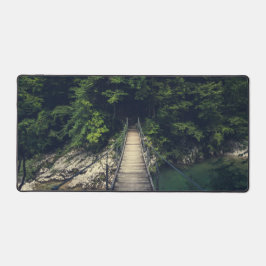 Einfache Hängebrücke über den Fluss Idrijca, Slove Schreibtischunterlage