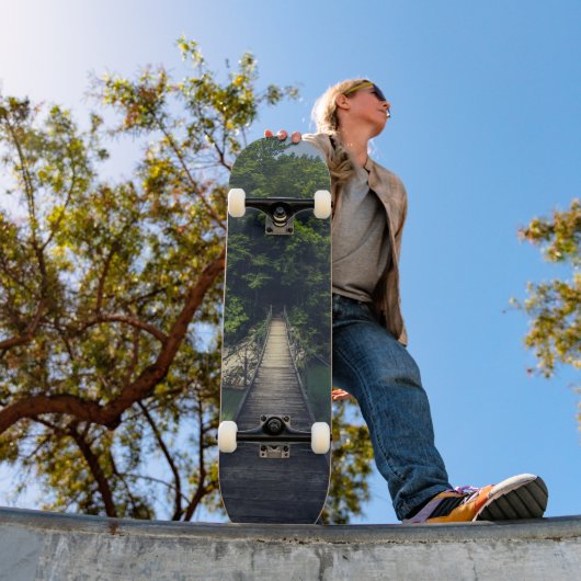 Einfache Hängebrücke über den Fluss Idrijca, Slove Skateboard (Außenbereich 1)