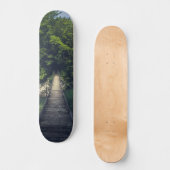 Einfache Hängebrücke über den Fluss Idrijca, Slove Skateboard (Vorderseite)